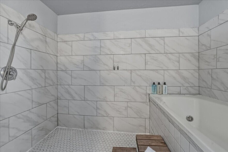 Building Photo - 290 E 4th S