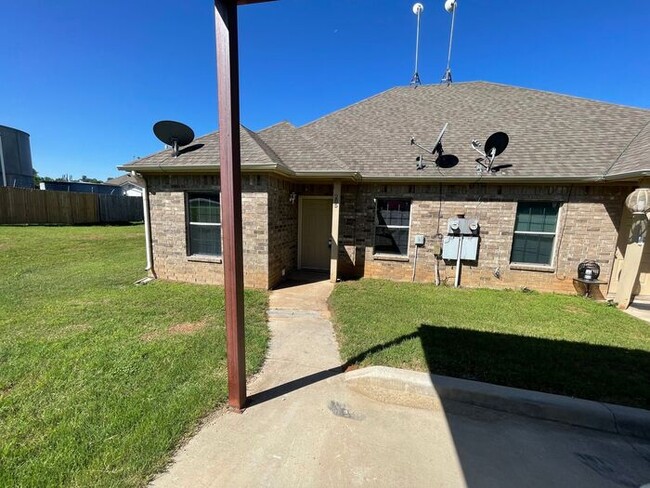 Building Photo - (( SUMMER SPECIAL!!)) Lovely 3/2 Duplex Ho...