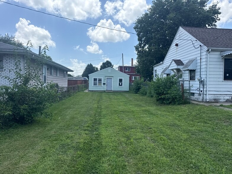 Building Photo - 2049 N Gale Ave