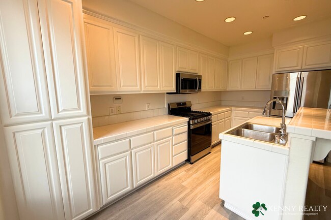 Building Photo - Townhome in the Peninsula's Most Walkable Neighborhood