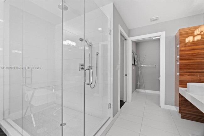 Building Photo - 2020 N Bayshore Dr