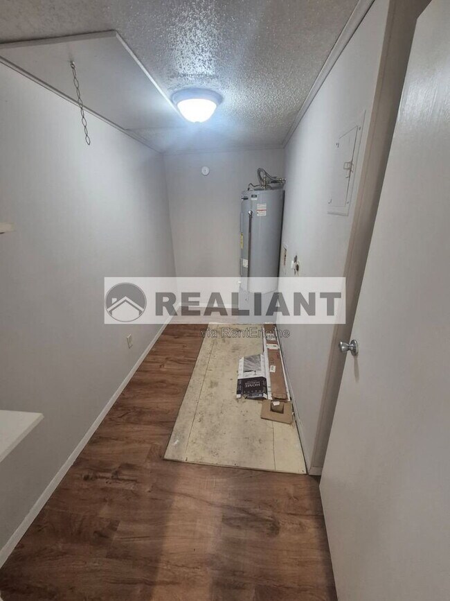 Building Photo - 605 Amhurst Dr
