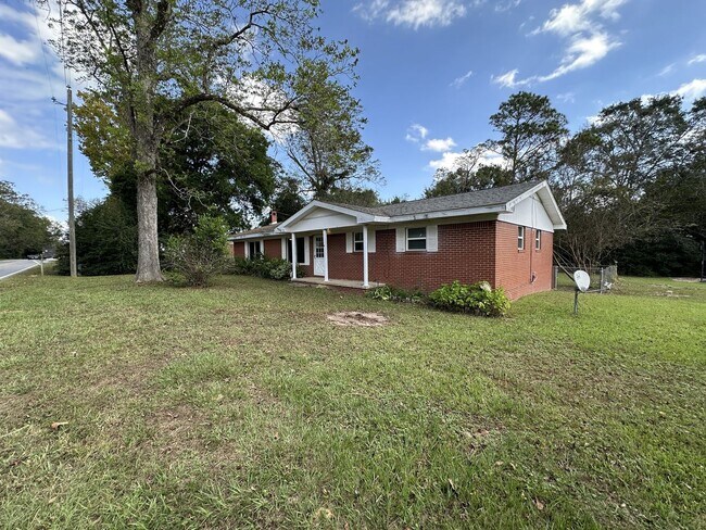 Building Photo - Small Town Living