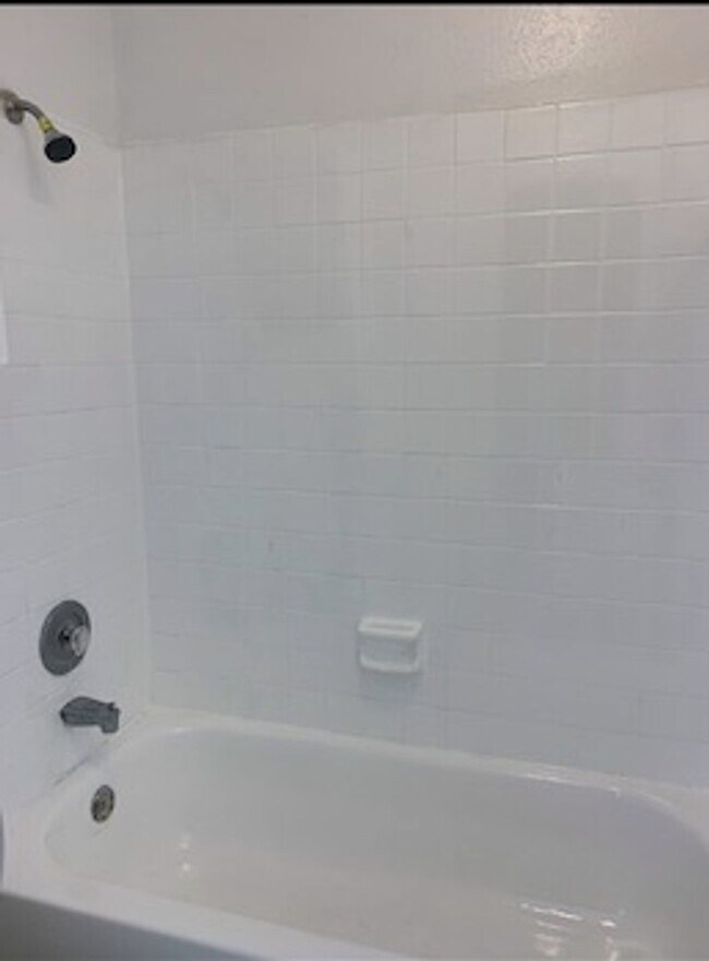 Building Photo - 1 bedroom / 1 bathroom 1st floor unit