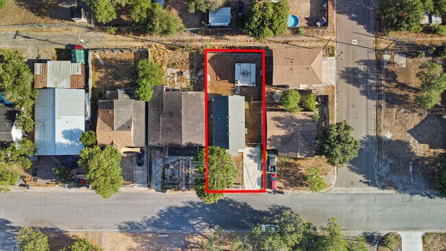 Building Photo - 1021 E Adams Ave