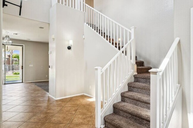 Building Photo - Beautiful 5 Bedroom 3 Bath home