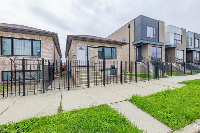 Building Photo - 2549 S Hillock Ave