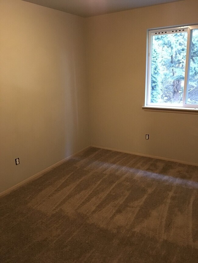 Building Photo - Orting 3bdr 1.5 bath Townhouse w/ garage