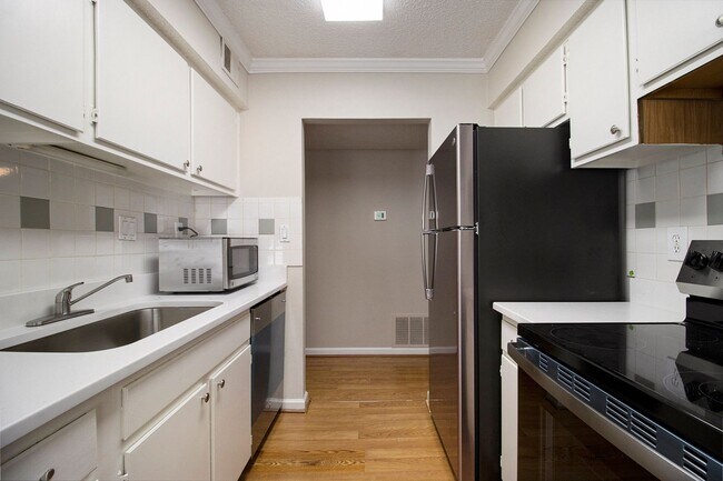 Building Photo - Sunlit 2BD/2BA with Fireplace in Peaceful ...