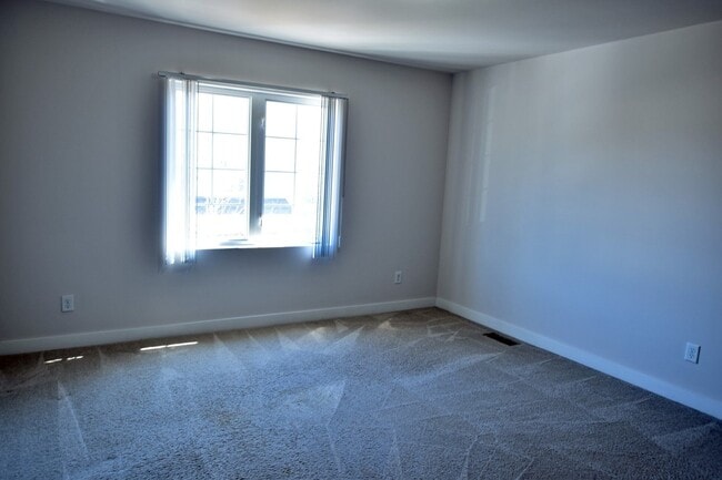 Building Photo - Shelby Township Townhouse -3 Bedrooms, 2.5 Baths, 2-Car attached garage, 1885 SF