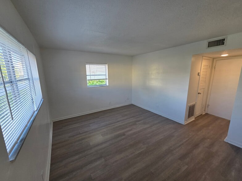 Building Photo - 212 SE 9th Ave