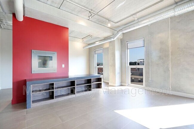 Building Photo - 309 E 5th St