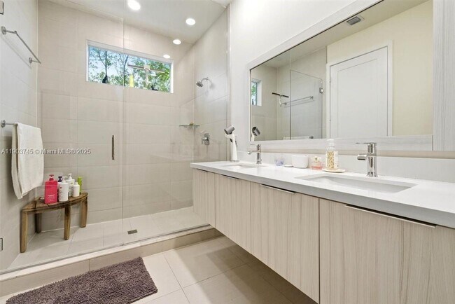 Building Photo - 6611 NW 102nd Path