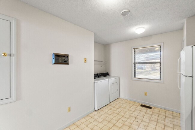Building Photo - 112 Stephanie Dr