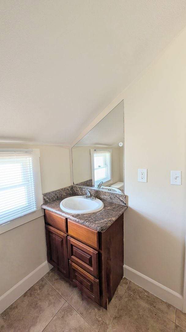 Building Photo - GREAT DOWNTOWN LOCATION!! GATED PARKING!