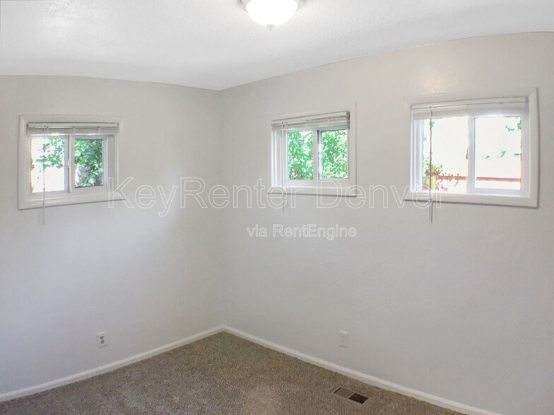 Building Photo - 1995 Ingalls St