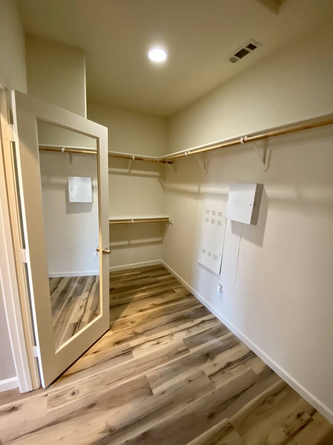 Building Photo - 1001 La Paloma St