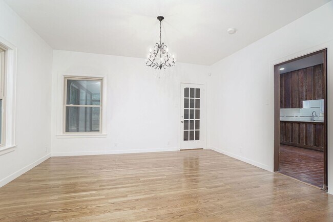 Building Photo - Luxury 4-Bedroom Home with 3,400+ Sq Ft in Prime San Antonio Location