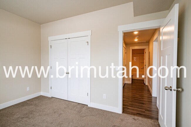 Building Photo - 4645 Locust Ln
