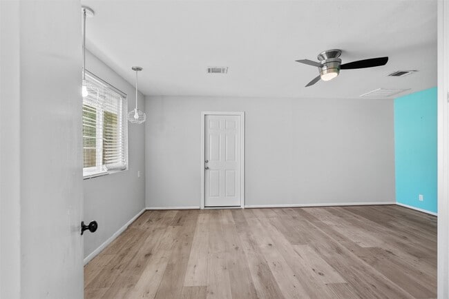 Building Photo - 5019 Oak Forest Dr