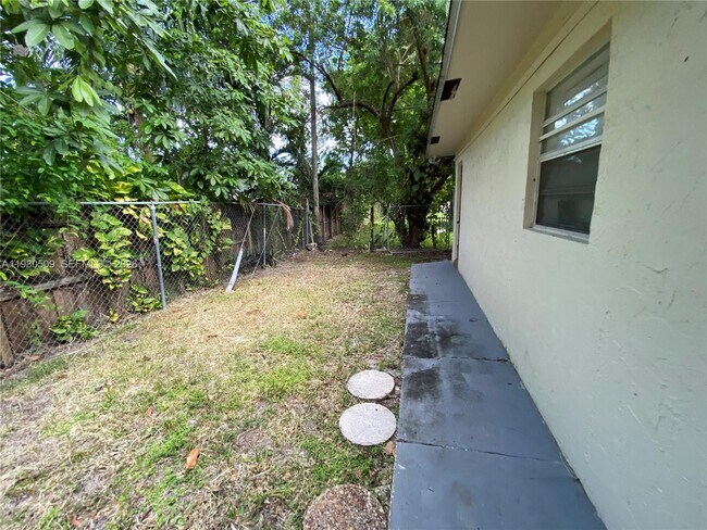 Building Photo - 4621 SW 33rd Ave