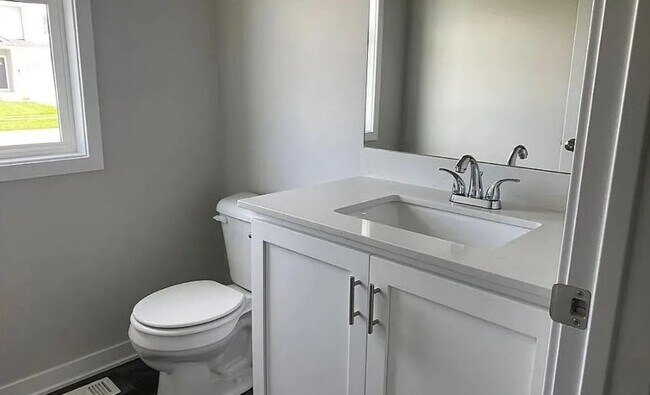 Building Photo - Newer 3BR 2.5ba house in Urbandale, available July 6th!