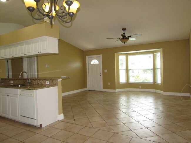 Building Photo - 2624 Valencia Dr