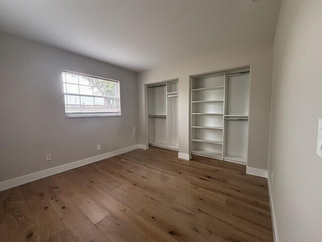 Building Photo - 1160 E 12th St