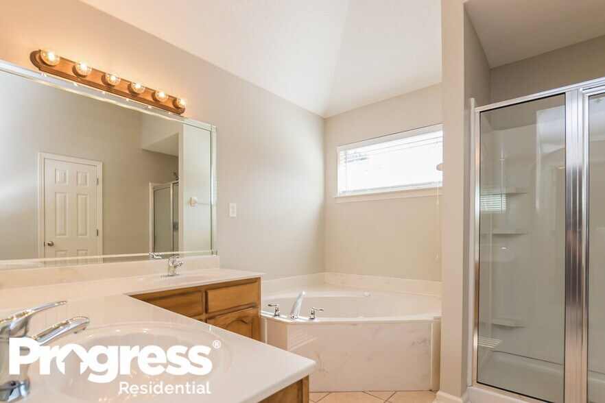 Building Photo - 9909 Southern Oak Way
