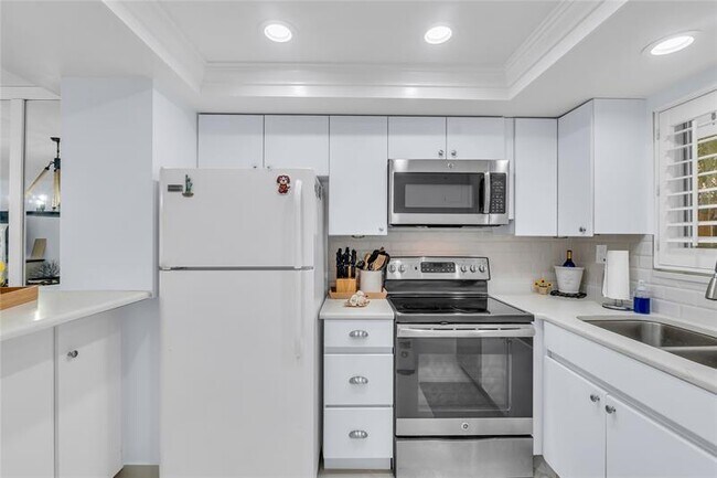 Building Photo - 1198 Hillsboro Mile