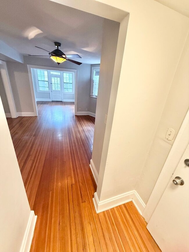 Building Photo - **BEST DEAL**Ghent -2 Bedroom condo 2nd Fl...