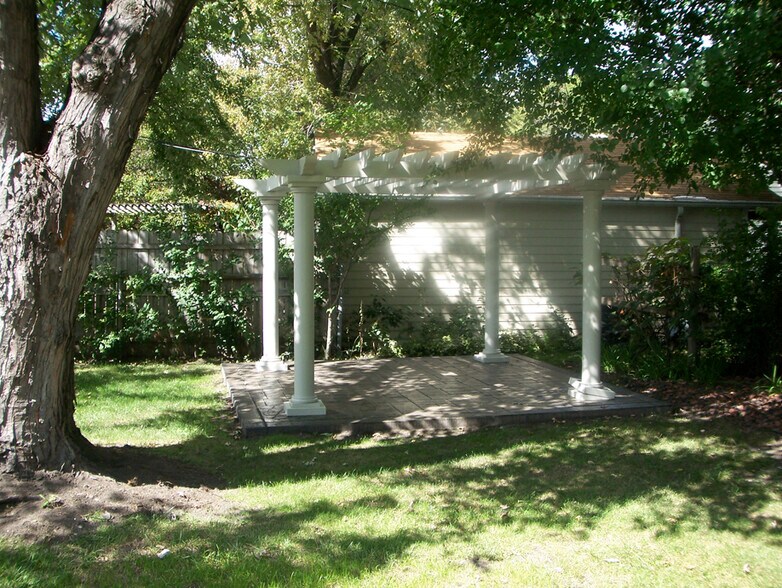 Building Photo - 1625 W Farnum Ave