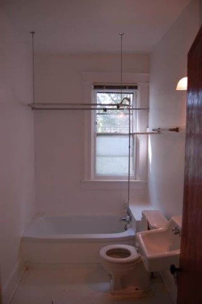 Building Photo - 2034 Rusk St
