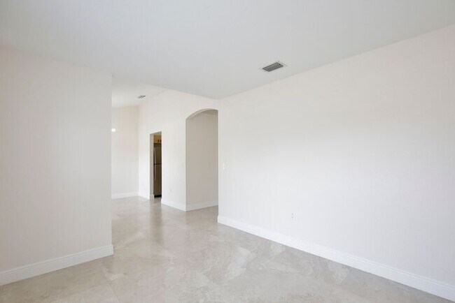 Building Photo - Beautiful 3/2 Spacious Home with a covered...