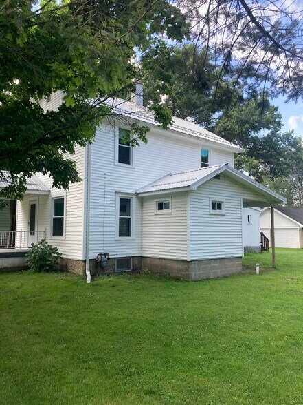 Building Photo - 9816 Bateman Avenue