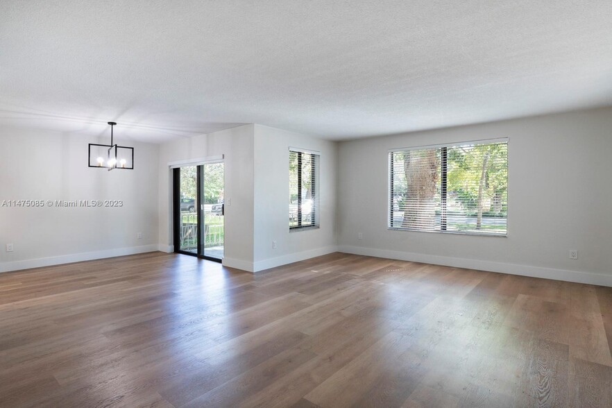 Building Photo - 531 Menendez Ave