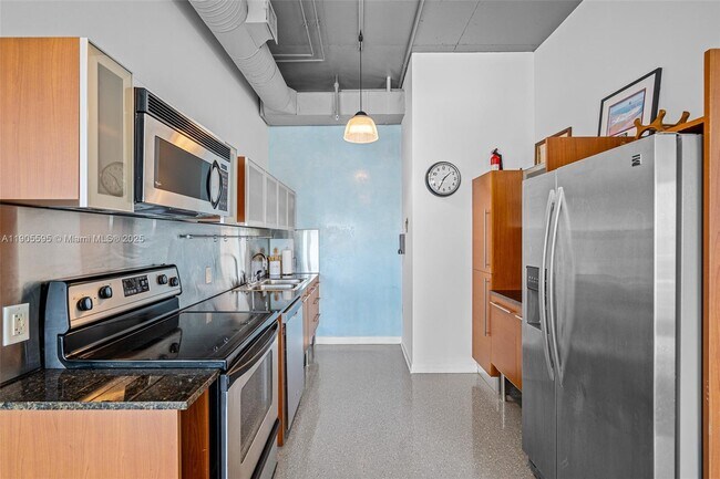 Building Photo - 10 SW South River Dr