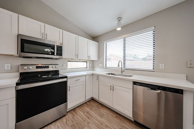 Building Photo - Welcome to this Charming 3 BEDROOM , 2 BAT...