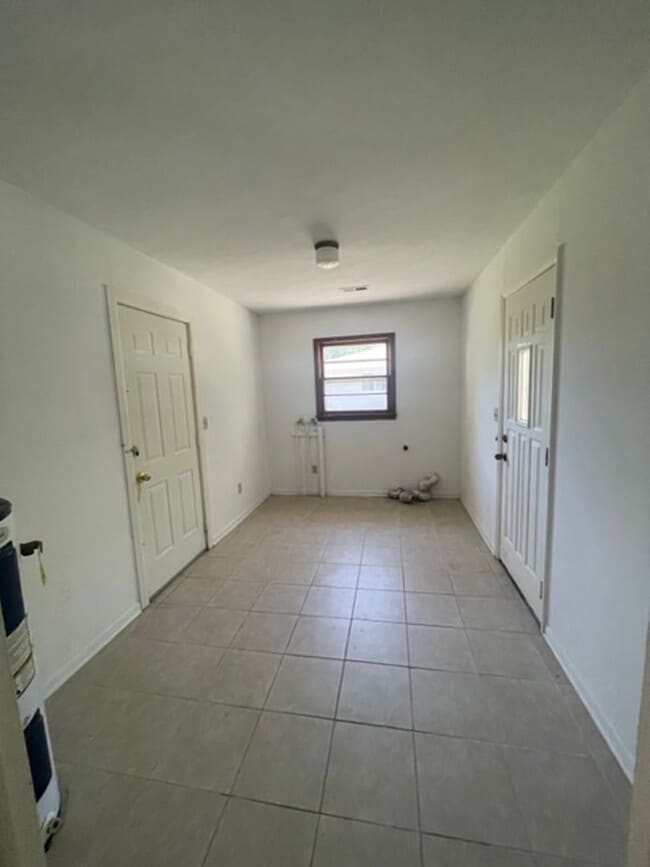 Building Photo - St. James Nice Home