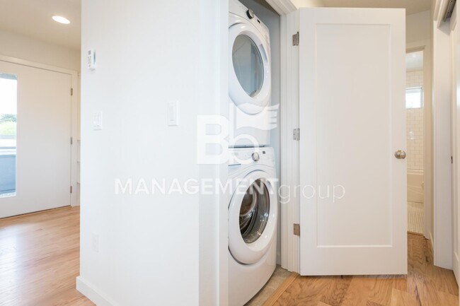 Building Photo - Light & Bright Newer Duplex in Close-in NE...