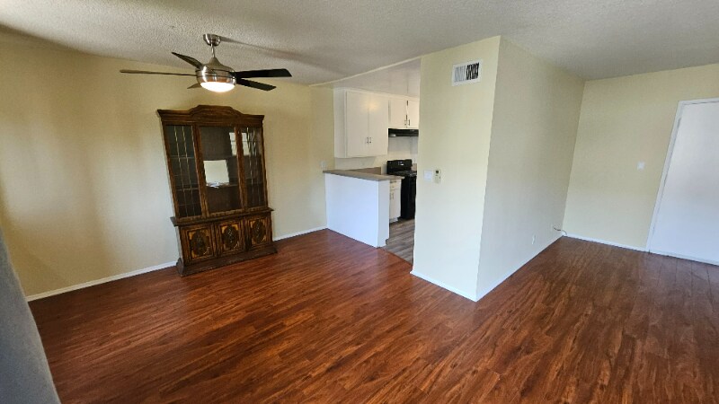 Building Photo - 638 N W Knoll Dr