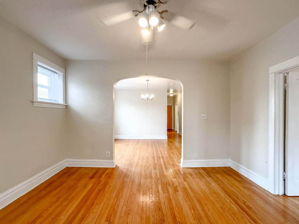 Building Photo - 5000 N Sawyer Ave