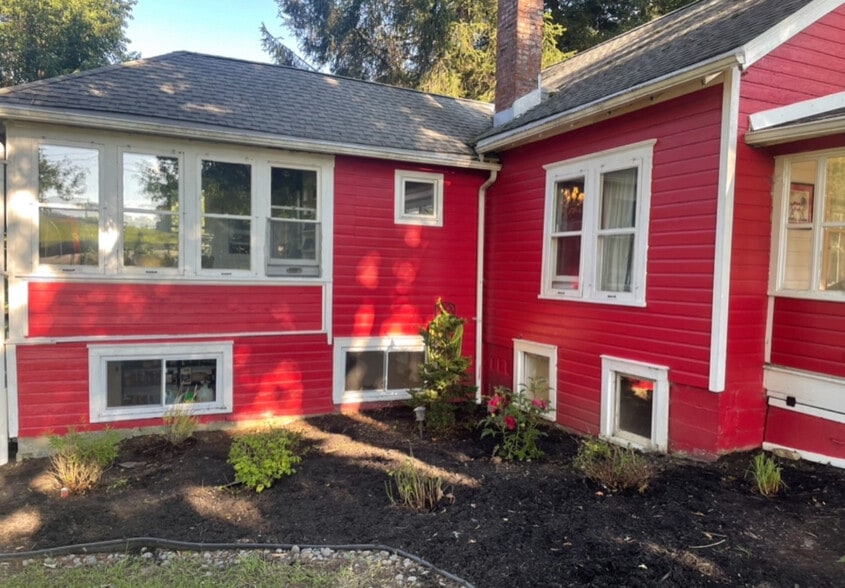 Side of house - 20986 US-6