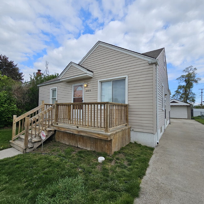 Primary Photo - Nice 2 Bedroom Ranch w/ Great Room, Semi F...