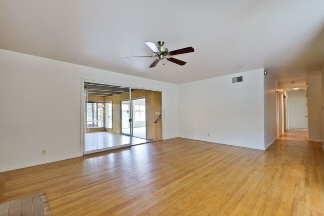 Building Photo - 160 Kit Carson Ct