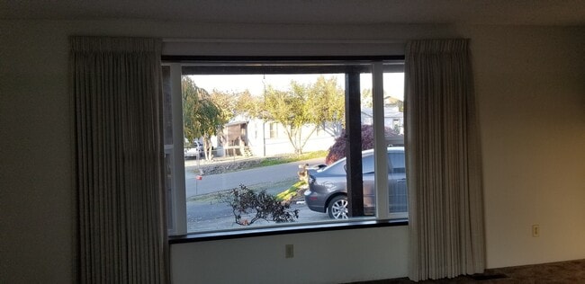 Building Photo - 3 bedroom, 2 bathroom home in well established neighborhood.