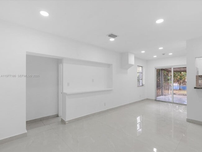 Building Photo - 4331 SW 31st Dr