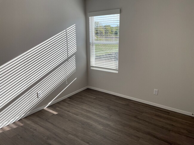 Building Photo - Now Available! Don’t Miss This 3 Bedroom, 2 Bath Home in Somerset