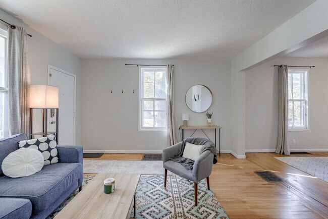 Building Photo - Cozy 1 Bedroom Bungalow!!