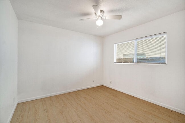 Building Photo - 1409 E Cambridge Ave